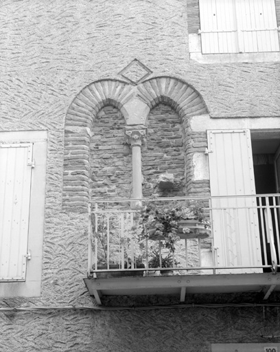 Elévation sur rue, fenêtre géminée.