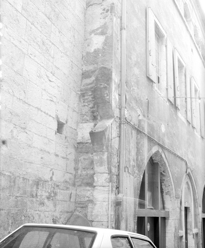 Vestiges de l'arc d'une porte.