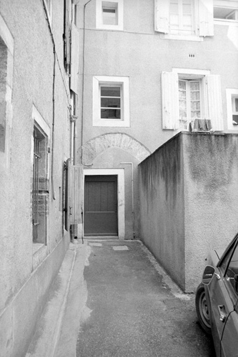 Corps de bâtiment nord, élévation sur cour : détail avec l'arc d'une porte.