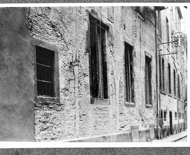 Photographie ancienne, Société des Etudes du Lot : élévation est sur la rue Clément Marot avant restauration des arcades.