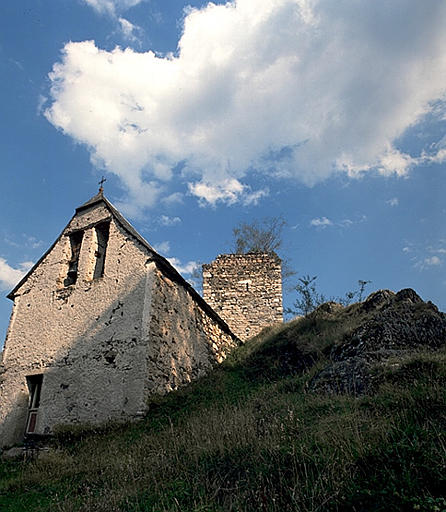Ensemble de la chapelle (1er plan) et de la tour (2e plan).