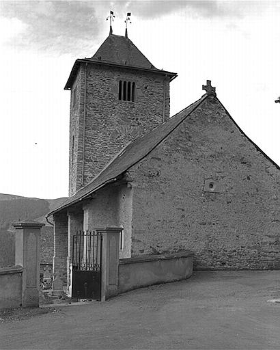 Ensemble de l'église depuis le sud est, avec l'entrée du cimetière et le chevet au 1er plan.