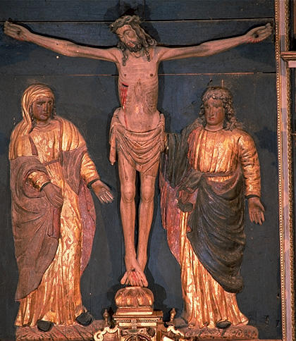 Panneau central du retable : Christ en croix entre la Vierge et saint Jean.