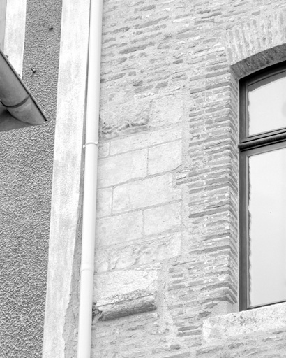 Elévation nord sur la rue, détail : vestige des baies du 2e étage.