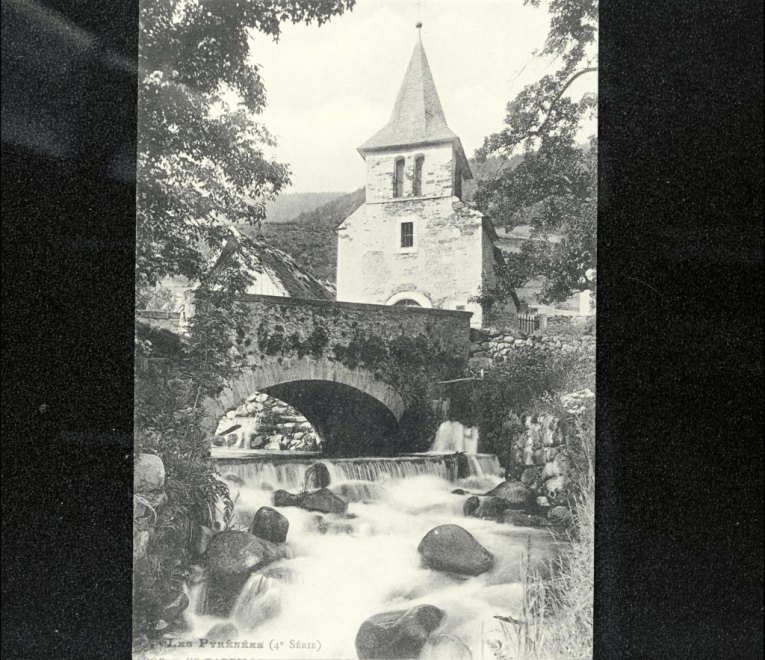 "Ys-Bareille, près Arreau [Les Pyrénées (4e série)]", reproduction d'une carte postale ancienne (collection particulière). Vue d'un pont et de l'église depuis la rivière en contrebas.