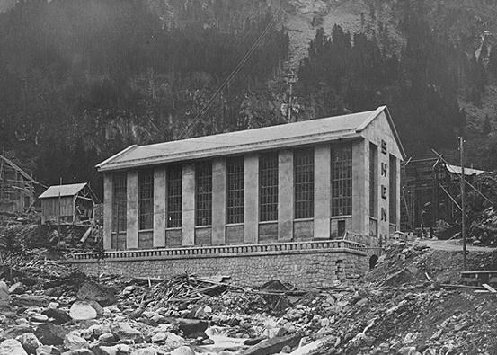 Centrale en construction, photographie ancienne.