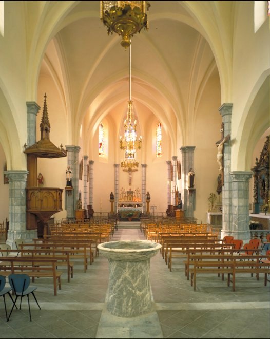 Vue intérieure de la nef et du choeur depuis l'entrée.