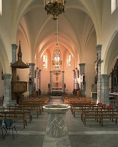 Vue intérieure de la nef et du choeur depuis l'entrée.