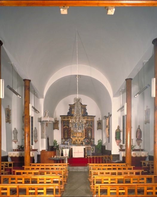 Intérieur de l'église depuis l'entrée (avant la restauration de 1998).