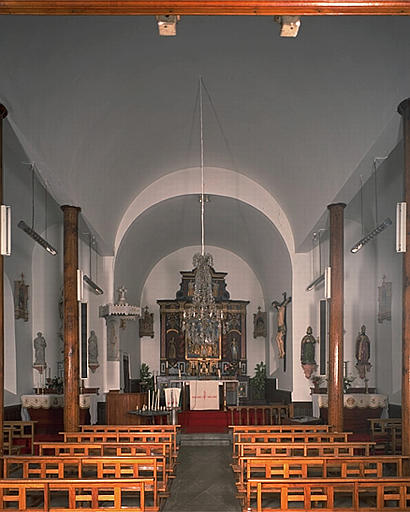 Intérieur de l'église depuis l'entrée.