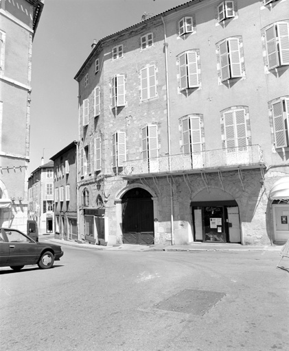 Elévation sur la place.