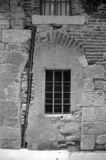 Porte sur l'élévation latérale nord, sur la rue Bouscarat.