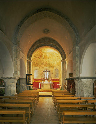 Vue intérieure vers le choeur.