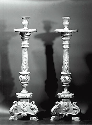 Croix d'autel, chandeliers d'autel (4) (garniture d'autel)