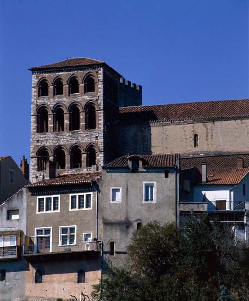 Tour, clocher : vue depuis l'est.