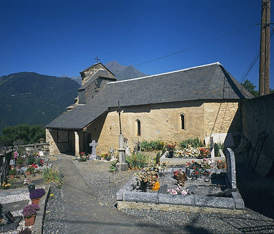 Vue générale depuis la porte du cimetière.