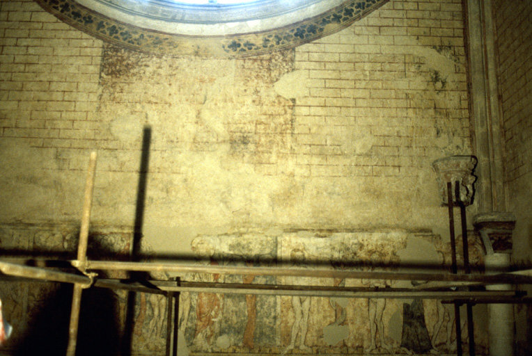 Massif occidental : revers de la façade, sous la rose ; état des peintures pendant la restauration de 1989.