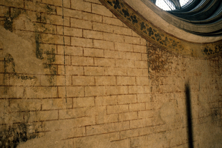 Massif occidental : revers de la façade, sous la rose ; état de la peinture murale pendant la restauration de 1989, partie gauche.