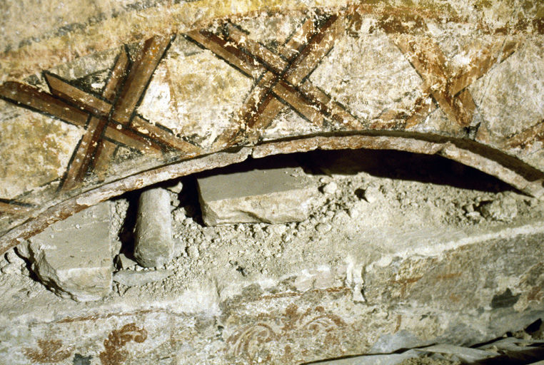 Massif occidental : revers de la façade, décor d'un arc du portail ; état pendant la restauration de 1989.