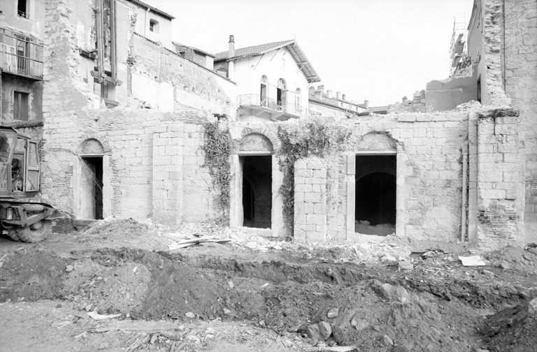 Elévation intérieure de l'église : vestiges conservés après démolition des étages modernes (mai 1990).