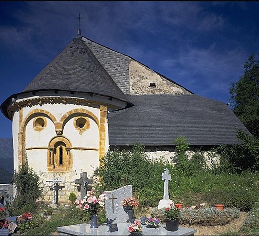 Vue du chevet de l'église depuis l'entrée du cimetière.