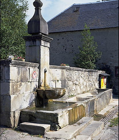 Vue de la fontaine avec sa vasque et ses abreuvoirs.