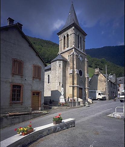 Clocher-porche au nord.