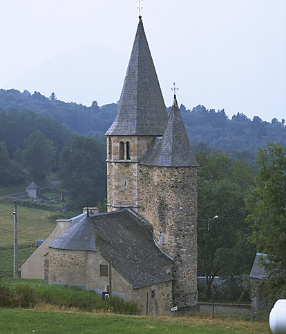 Vue du chevet et du clocher.