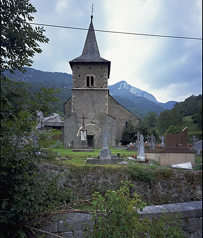 L'église et le cimetière vus depuis l'ouest.