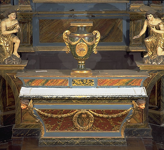 Vue d'ensemble du maître-autel et du tabernacle.