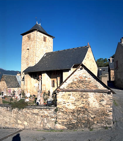 Ensemble de l'église depuis le sud est, avec au 1er plan le dos de l'oratoire Sainte Catherine dans le cimetière.