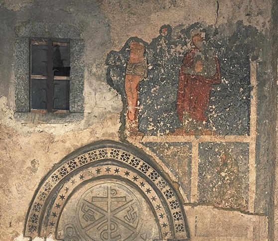 Fragment de la Crucifixion peint au dessus de la porte d'entrée sur l'élévation extérieure sud.