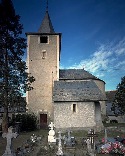 Ensemble de l'édifice depuis le cimetière au nord.