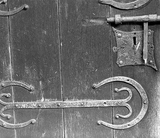 Vantail de la porte d'entrée : détail d'une penture et de la serrure.