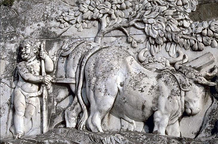 Bas relief : un génie travaillant la terre avec une paire de boeufs.