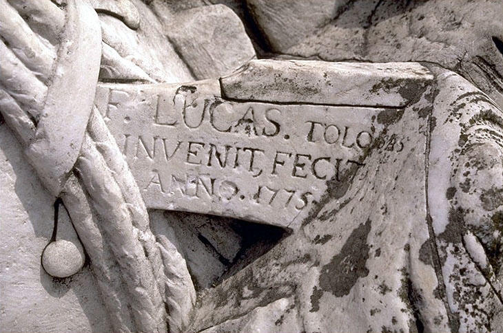 Bas relief : signature de François Lucas et date 1775.