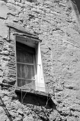 Elévation sud, sur la rue, détail : fenêtre du premier étage avec un claveau gravé d'un trait de fausse-coupe.