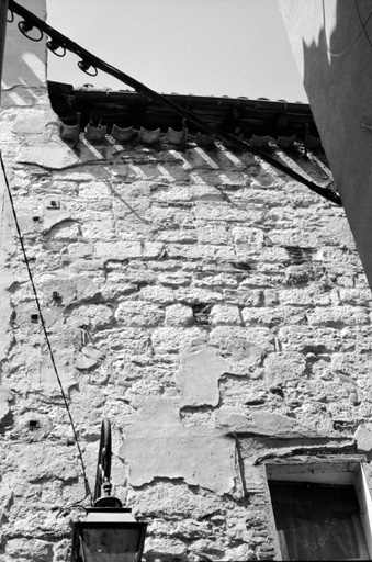 Elévation sud, détail : vestiges de la baies du deuxième étage de la façade médiévale.