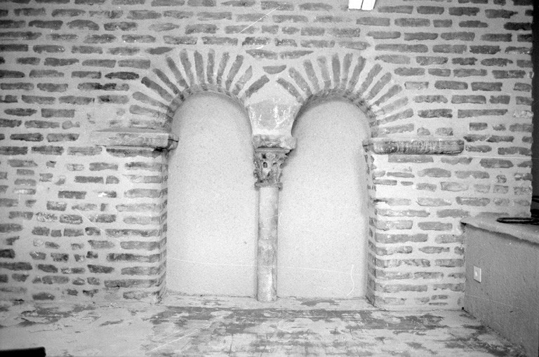 Fenêtre géminée du deuxième étage médiéval de l'élévation sud, devenue mur de refend, appartenant au bâtiment de la parcelle CH. 590 (n° 77 rue du Docteur Bergougnoux).