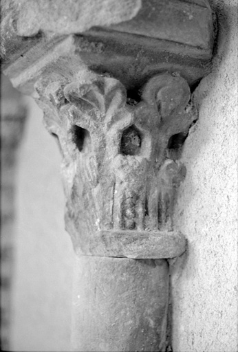 Chapiteau de la fenêtre géminée du deuxième étage, vu de 3/4 droit (correspondant au n° 77 rue du Docteur-Bergougnoux).