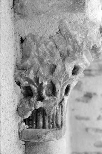 Chapiteau de la fenêtre géminée du deuxième étage, vue latérale gauche (correspondant au n° 77 rue du Docteur-Bergougnoux).