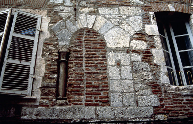 Elévation sur la rue Nationale, détail des vestiges des baies ternées du premier étage.