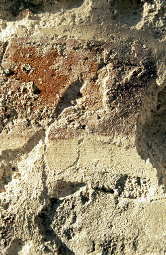 Elévation est sur la rue : détail du piédroit d'une fenêtre géminée avec reprise à la peinture, en rouge et blanc, des briques et des joints.