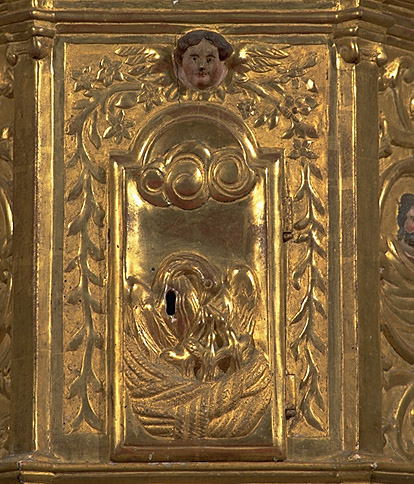 Pélican mystique, sur la porte du tabernacle.