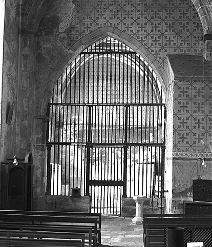 La clôture vue de l'intérieur de la chapelle.