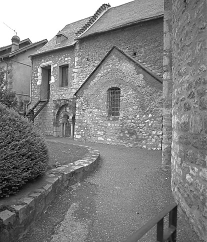 Vue extérieure du transept sud, avec des éléments de l'ancien cloître.