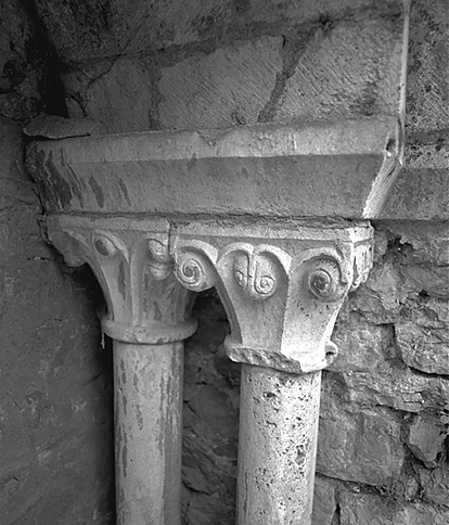 Chapiteaux de l'ancien cloître.