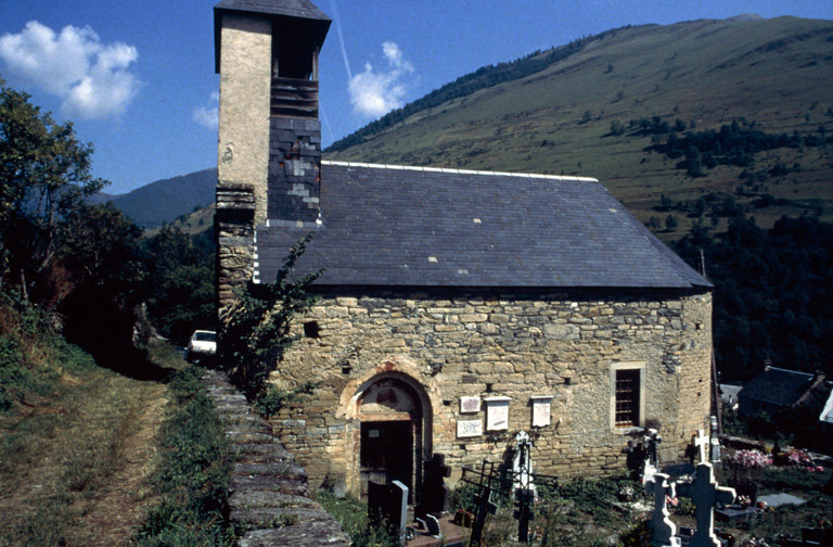 Vue extérieure depuis le côté sud, avec son porche d'entrée.