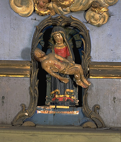 Vierge de Pitié dans sa niche.