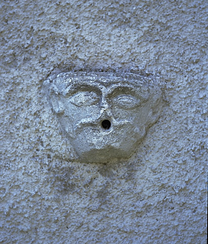 Fontaine de lavabo en niche provenant sans soute de l'ancienne sacristie, en remploi sur le mur nord de l'église.